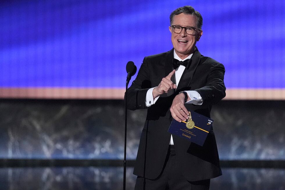 Stephen Colbert presenta el premio al mejor actor principal en una serie de comedia durante la...