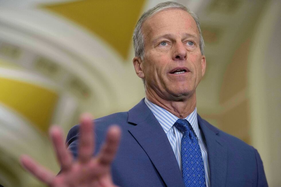 El líder de la mayoría del Senado de Estados Unidos, John Thune, habla en una conferencia de...