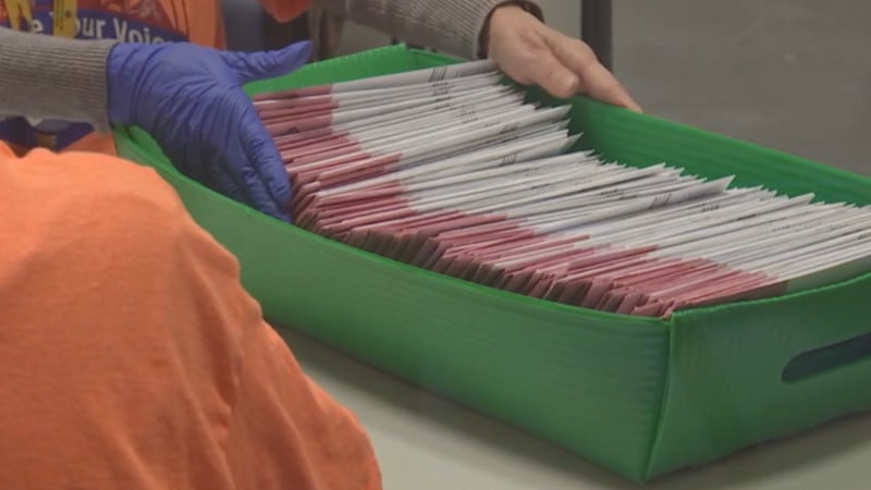Boletas de voto por correo siendo procesadas en la Oficina del Registrador de Votantes del...