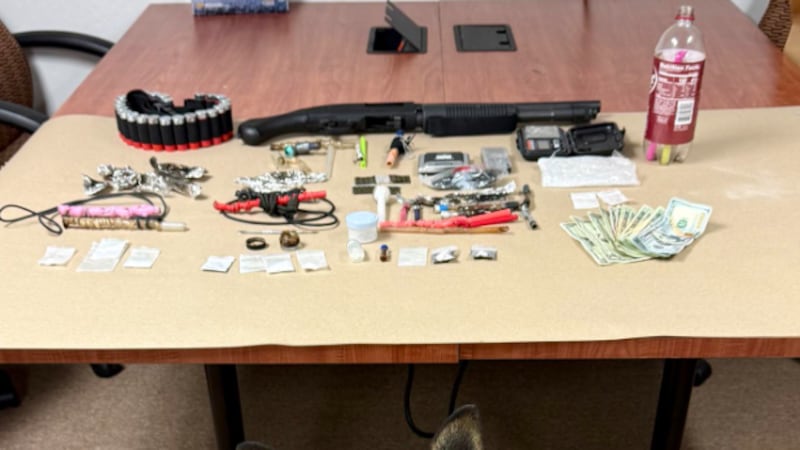 El trío se enfrenta ahora a cargos por drogas.