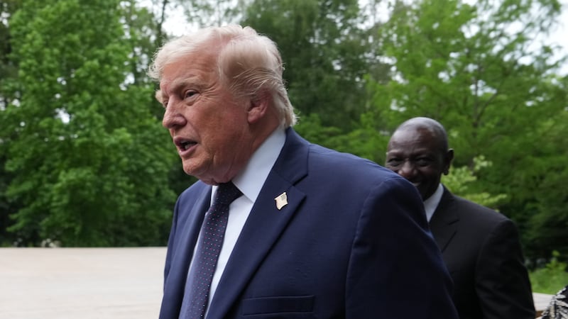El presidente estadounidense Donald Trump se retira tras una foto grupal de gobernantes en la...