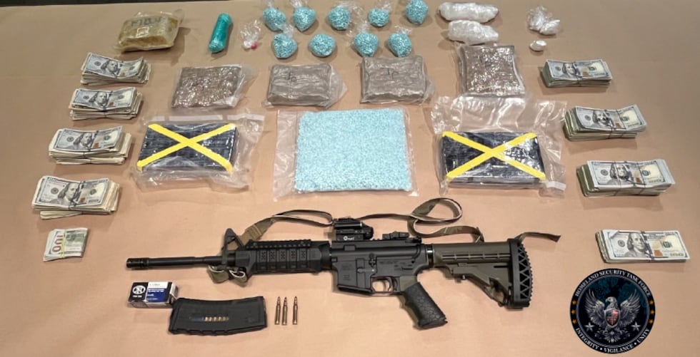 De ser declarados culpables, los hombres se enfrentan a una pena máxima de cadena perpetua.