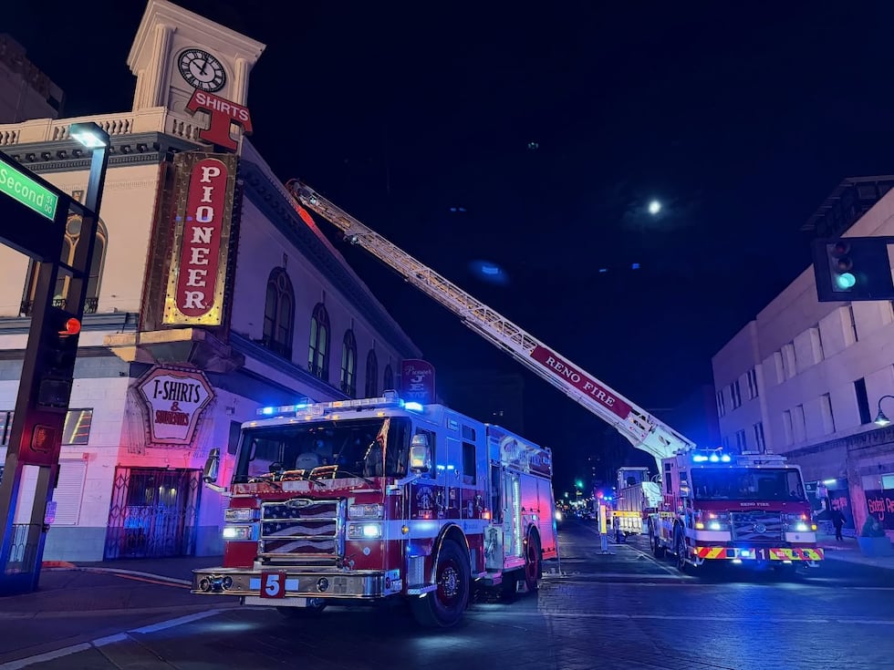 Se produjo un incendio en un edificio comercial en el centro de Reno.