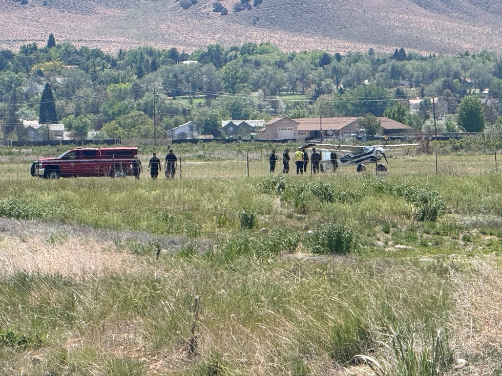 El avión aterrizó en un campo cerca de South McCarran alrededor de las 11:30 a. m. del jueves.