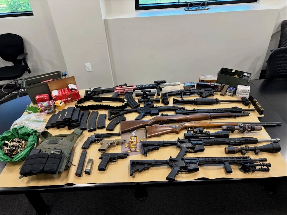 Chatham ahora enfrenta cargos relacionados con armas de fuego.