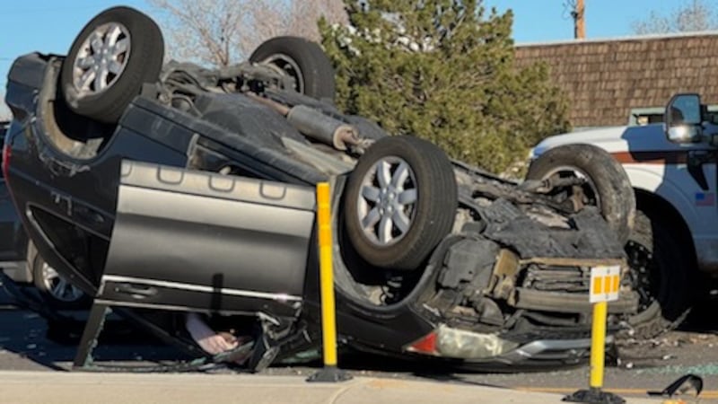 El impacto de un accidente provocó que un Honda CRV volcara.