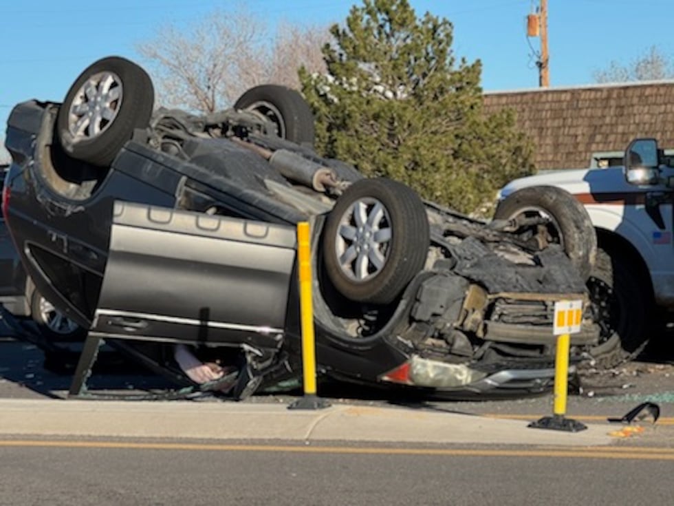 El impacto de un accidente provocó que un Honda CRV volcara.