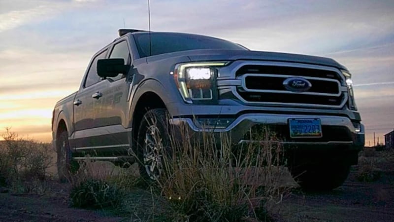 Dos personas fueron arrestadas en el condado de Churchill bajo una larga lista de cargos.