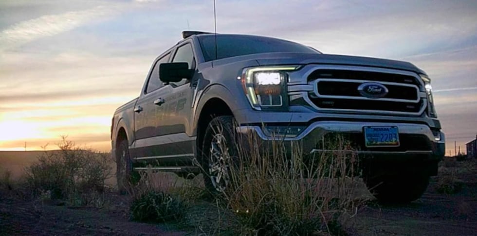 Dos personas fueron arrestadas en el condado de Churchill bajo una larga lista de cargos.