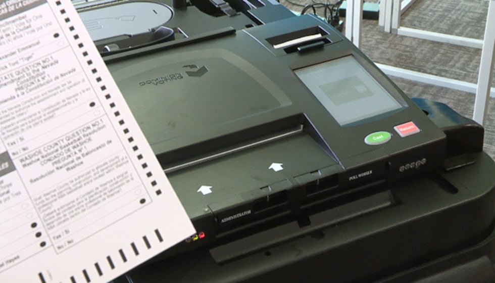 Muestra de boleta y escáner del centro de votación.