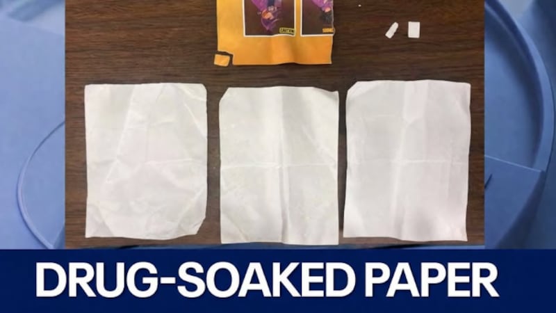 Se ha detectado una tendencia de traficar drogas mediante papel saturado con químicos en las...
