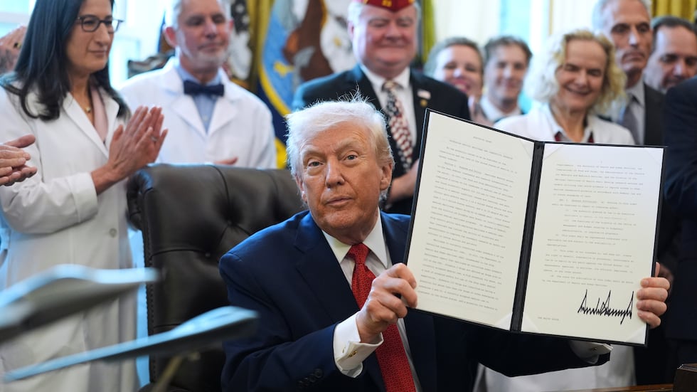 Trump firma orden ejecutiva para reclasificar la marihuana como una droga menos peligrosa en...