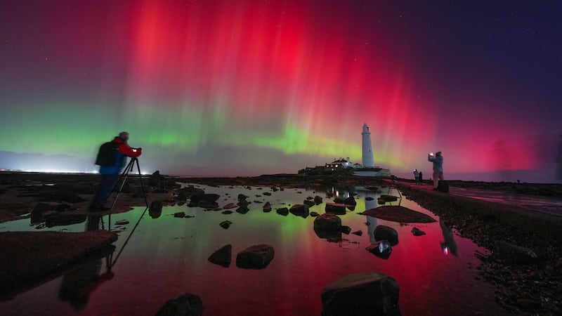 Una aurora boreal brilla en el cielo sobre el faro de Santa María en Whitley Bay, Inglaterra,...