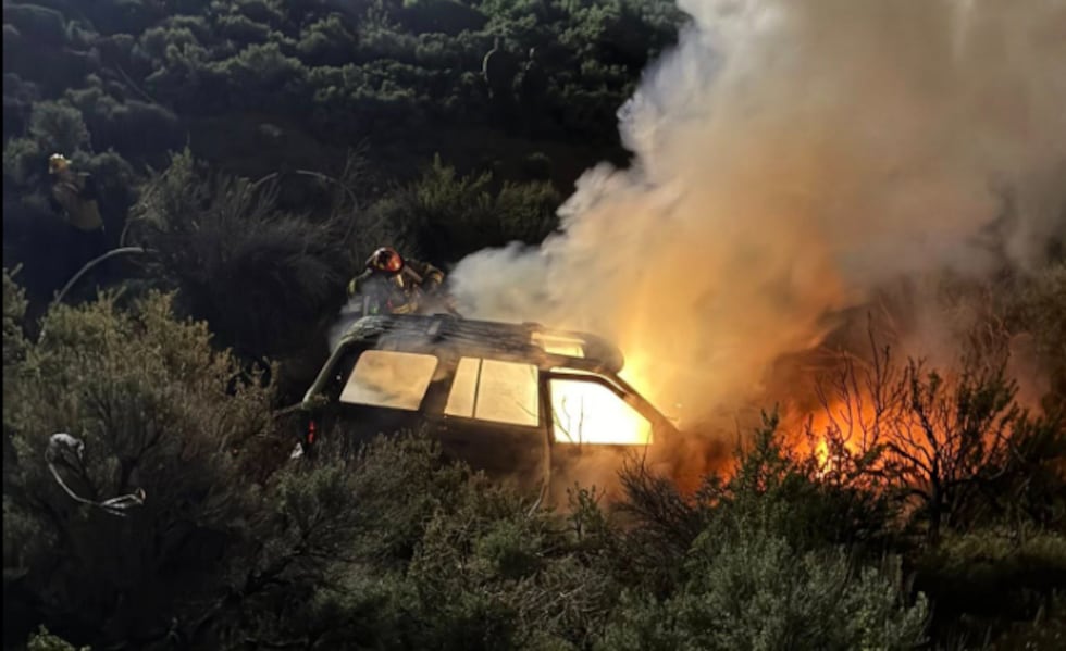 Los bomberos extinguieron un vehículo que estaba completamente envuelto en llamas en Lemmon...