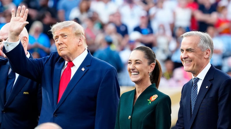 El presidente Donald Trump, a la izquierda, saluda mientras la presidenta de México, Claudia...