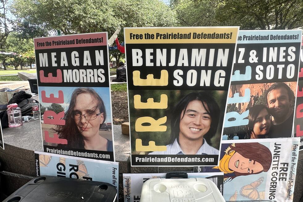 Manifestantes con retratos de personas acusadas por el tiroteo frente a un centro de detención...