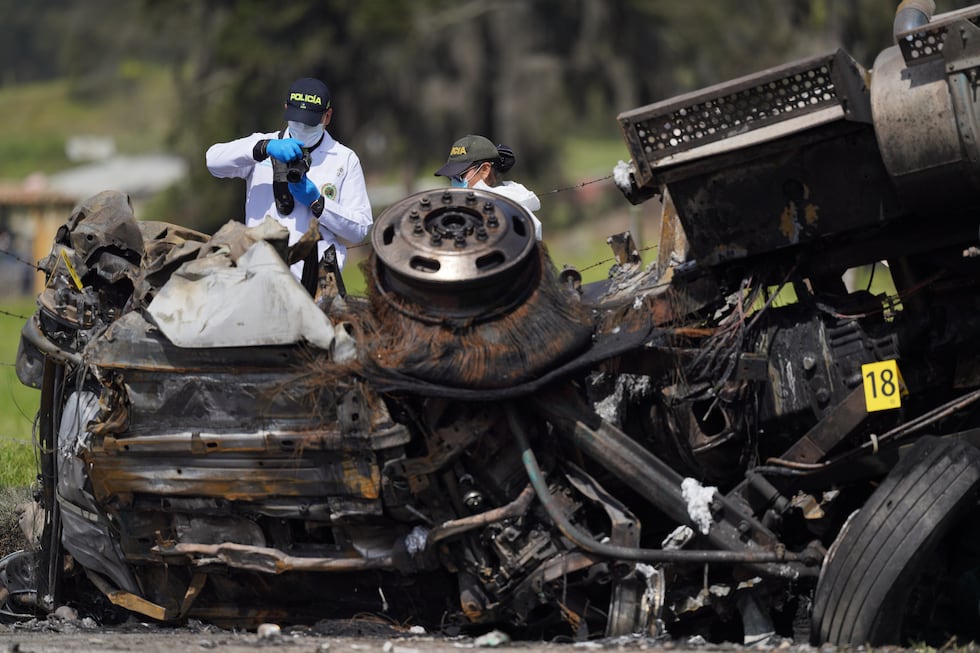 Los forenses inspeccionan el lugar de un accidente mortal en el que se vieron implicados...
