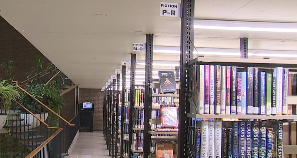 La Biblioteca del Centro de Reno cuenta con vegetación y sirve como espacio público gratuito...