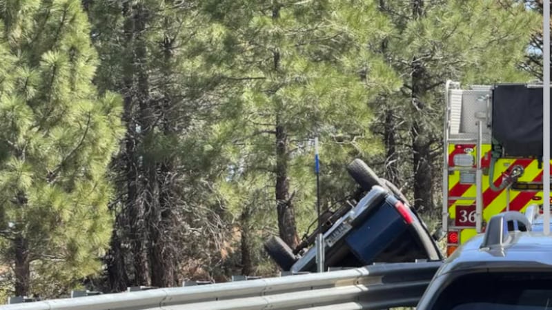 Un camión se salió de la barrera de seguridad.