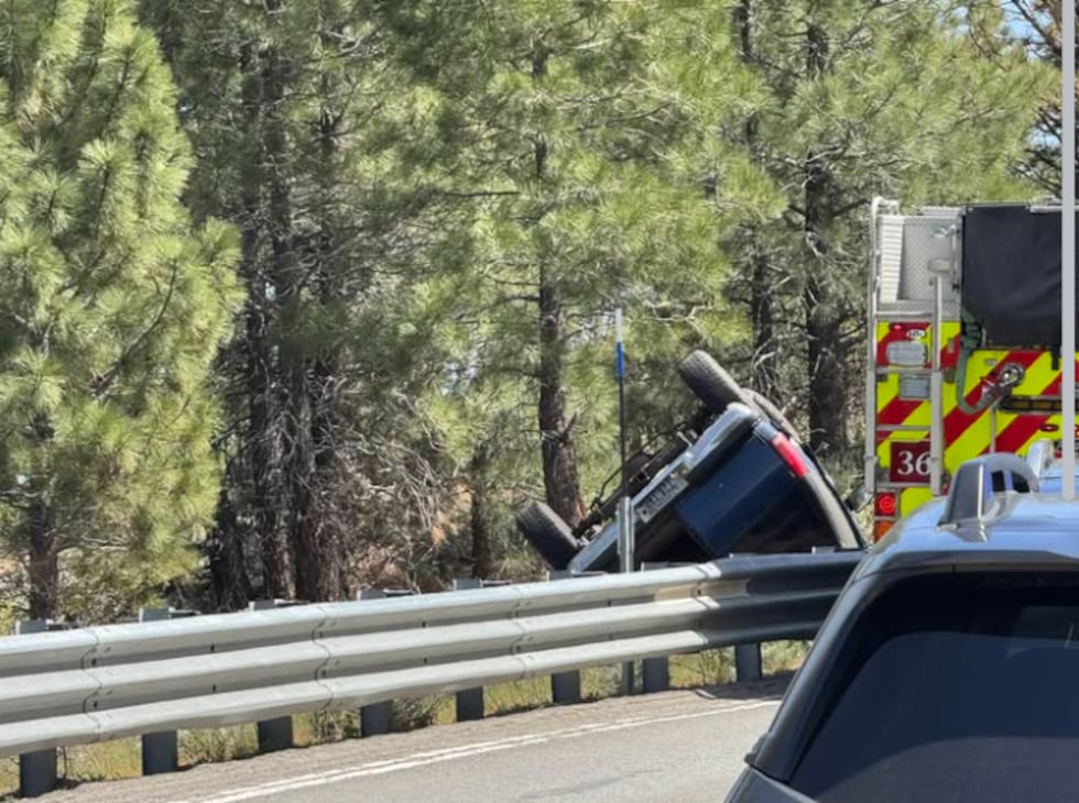 Un camión se salió de la barrera de seguridad.