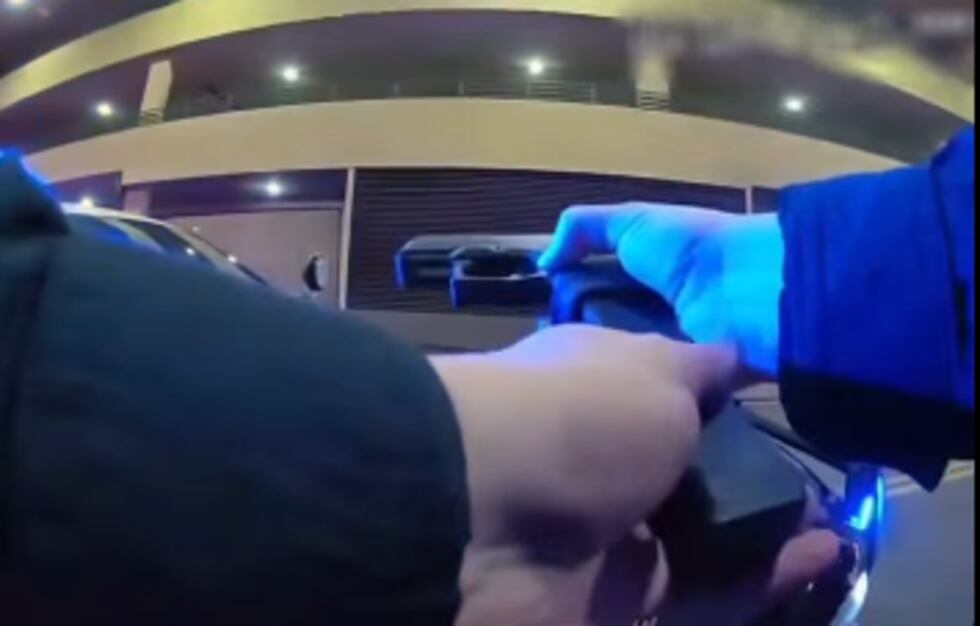 El menor se enfrenta ahora a cargos por posesión de armas y otros delitos.