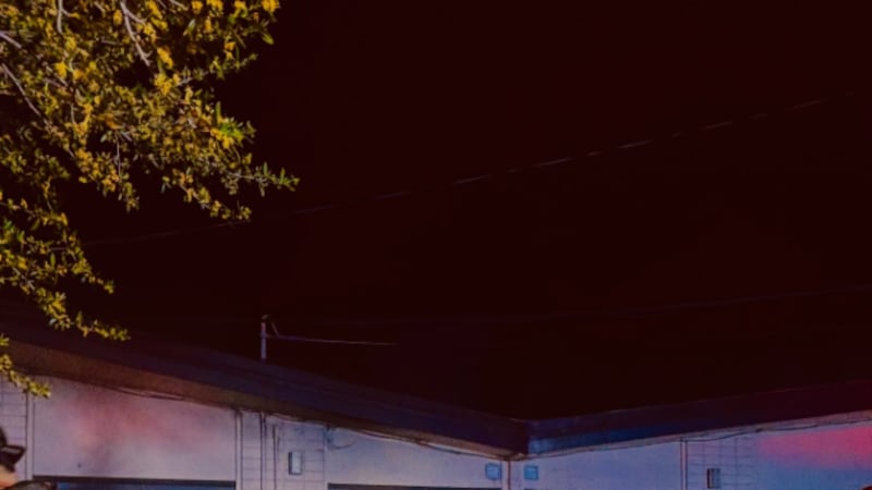 Un incendio en una estructura en Reno desplazó a la persona que vivía allí.