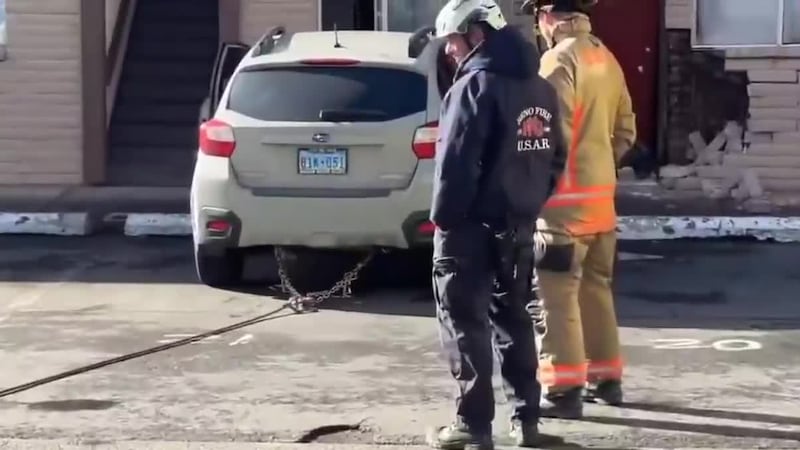 Una mujer sufrió un “incidente médico” antes de estrellar su auto contra un edificio de...