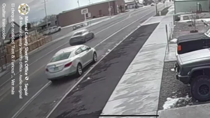 Una persecución con velocidades superiores a los 225 km/h (140 mph), termina cuando un auto...