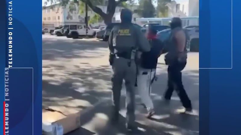 Desde el autobús camino a su natal Michoacán, taquero detenido por federales afuera de una...