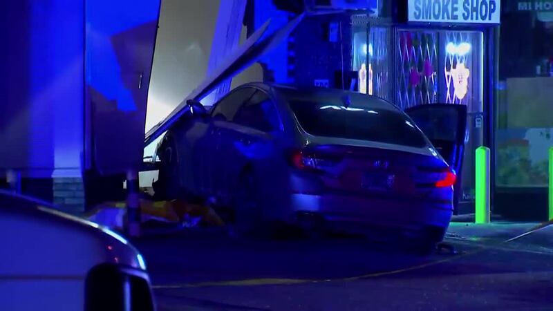 Un coche se estrella contra un edificio luego de un tiroteo mortal, policía dice hay tres...