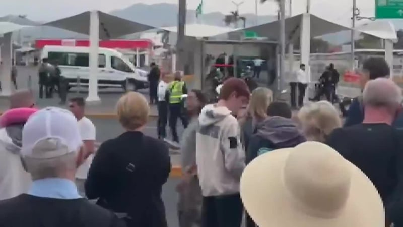 Hispanos residentes de EE.UU. varados en México describen la "situación horrible" que se ha...