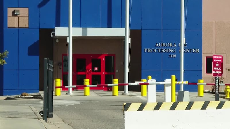 Migrantes denuncian que se veían obligados a trabajar en centro de detención por sólo $1 al...