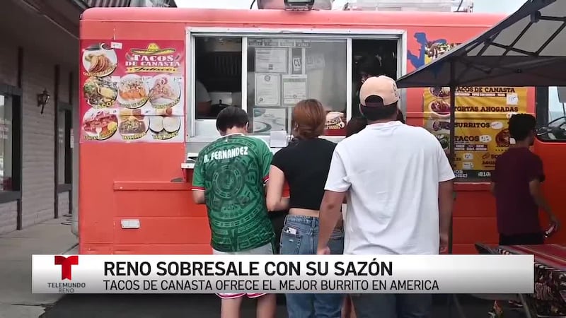 Clientes hacen línea para degustar del buen sazón de Tacos de Canasta