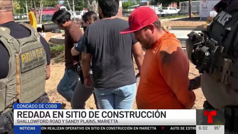 Varios trabajadores hispanos fueron detenidos por agentes federales en una redada efectuada...
